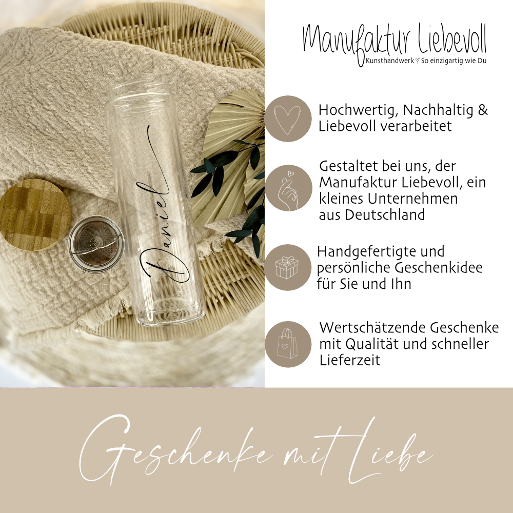 Personalisierte Wasser Trinkflasche aus Glas mit Bambusdeckel und Sieb Einsatz als individuelle Geschenkidee mit Gravur für Sie und Ihn
