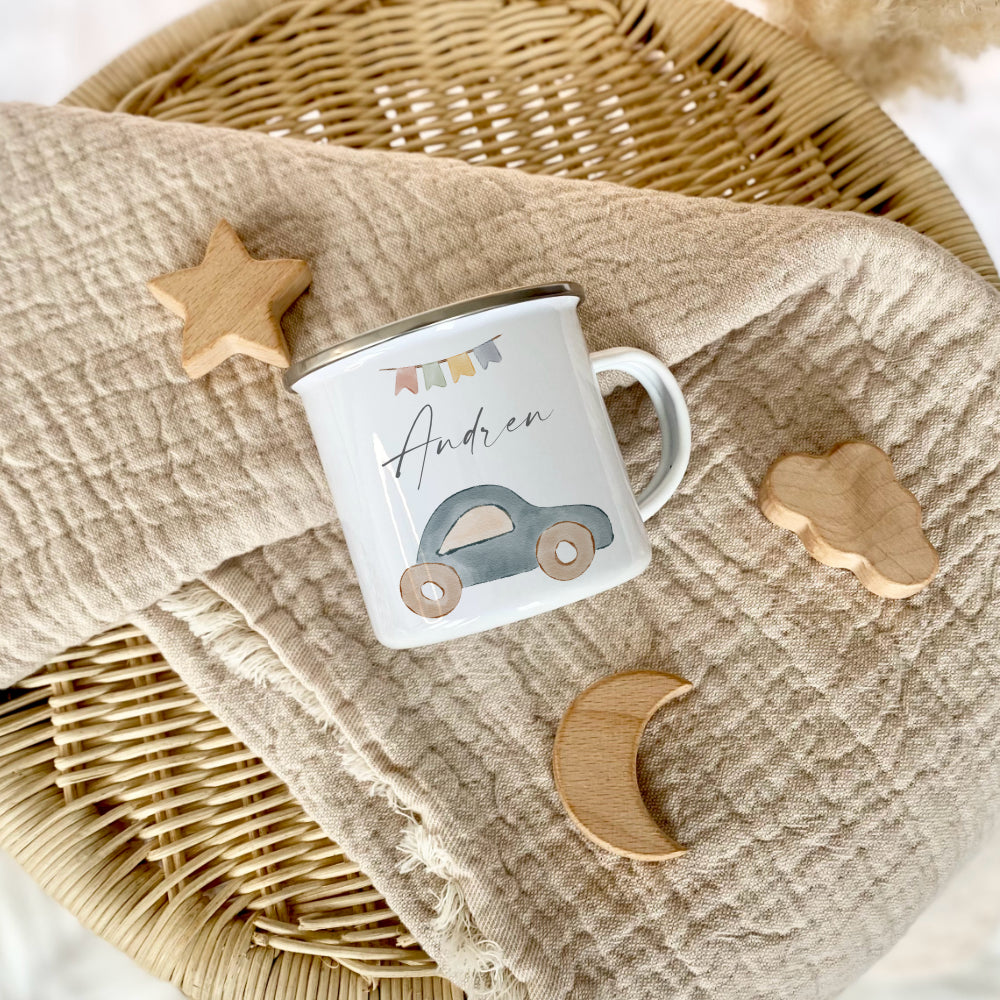 Personalisierte Kindertasse aus Emaille mit einem Auto
