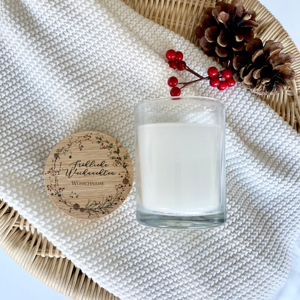 Weihnachtliche Kerze "Fröhliche Weihnachten" mit Wunschname, Duftkerze im Glas mit Bambusdeckel