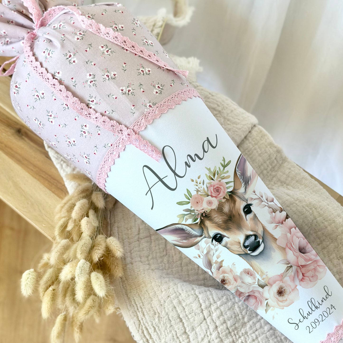 Personalisierte rosa Stoff Zuckertüte Rehkitz Schultüte Bambi für Mädchen mit Namen Einschulungstüte Einschulung Datum Blumen Füllkissen 70 cm I Optional mit Füllkissen und Spitzenschutz