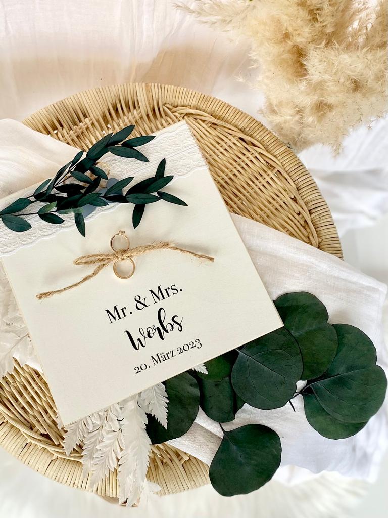 Personalisiertes Ringkissen aus Holz zur Hochzeit mit Namen und Datum