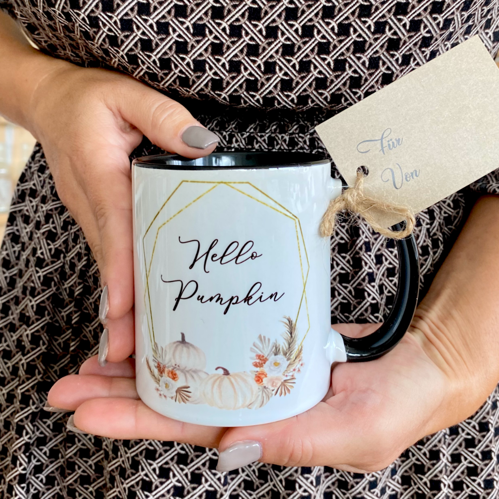 Tasse "Hello Pumpkin" mit Buchstaben und Namen | Keramiktasse mit Kürbis und Blumen | Perfekt für Herbst u. Halloween