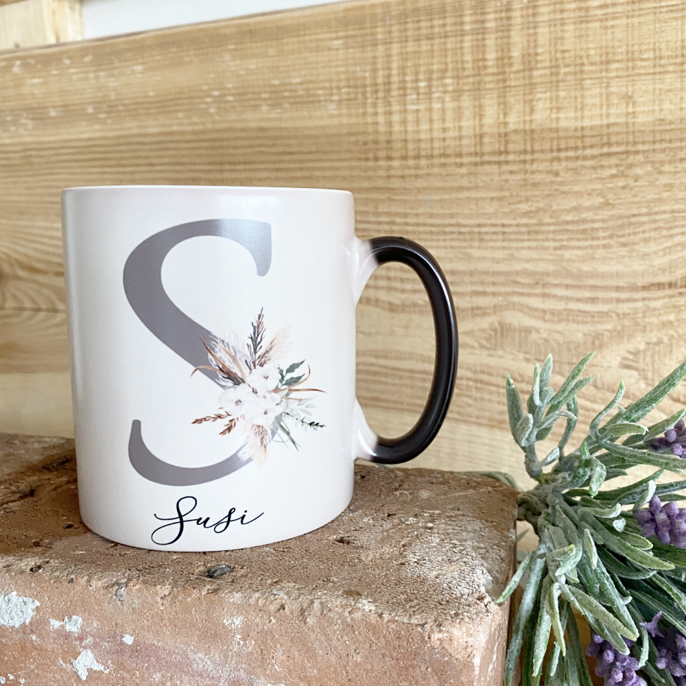 Zaubertasse Magic | Personalisierte Tasse mit Farbwechsel | Geschenk mit Namen u. Buchstaben | Kaffeetasse mit Monogramm für Sie