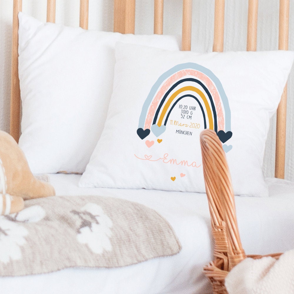 Schönes Babykissen "Regenbogen" zur Geburt u. Taufe | Handgefertigt mit dem Namen des Babys | Babygeschenk mit Gewicht, Uhrzeit, Name, Ort und Geburtsdatum | 2 Farbvarianten zur Auswahl