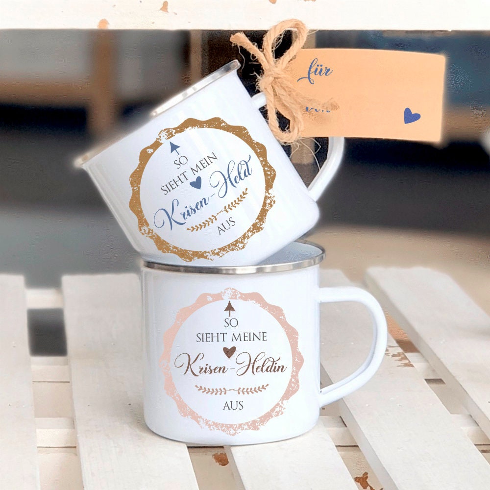 Tasse "So sieht mein Krisenheld aus" | Wertschätzendes Geschenk u. schöne Geschenkidee um sich zu Bedanken | Dankeschöngeschenk für Ihn u. Sie, Ärzte, Helfer u. Unterstützer | Tassengeschenk inkl. Geschenkanhänger | 2 Farbvarianten zur Auswahl