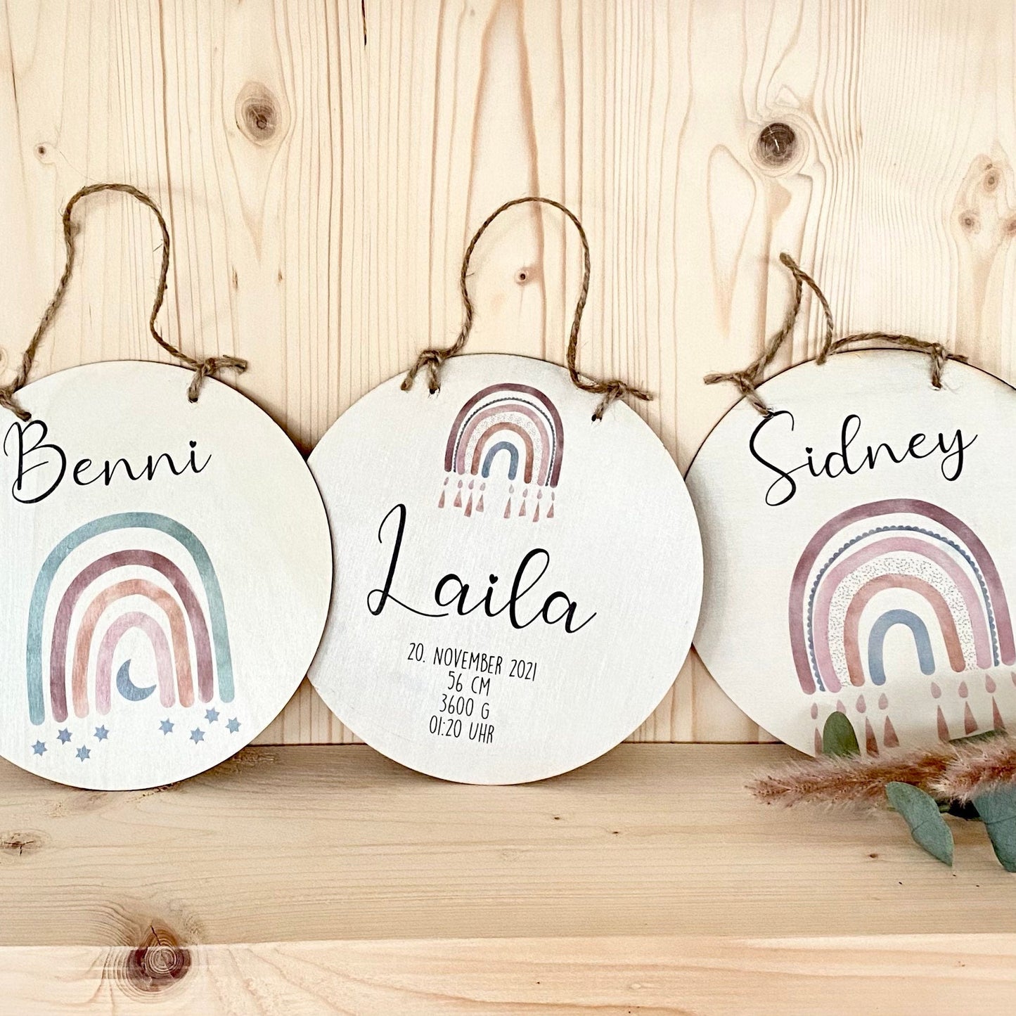 Rundes Namensschild "Regenbogen" | Personalisiert mit dem Namen des Babys. u. Kindes | Liebevolle Deko für das Baby- und Kinderzimmer aus Holz und personalisiertes Geschenk zur Geburt u. Taufe | Türschild in 6 Motivvarianten für Jungen und Mädchen