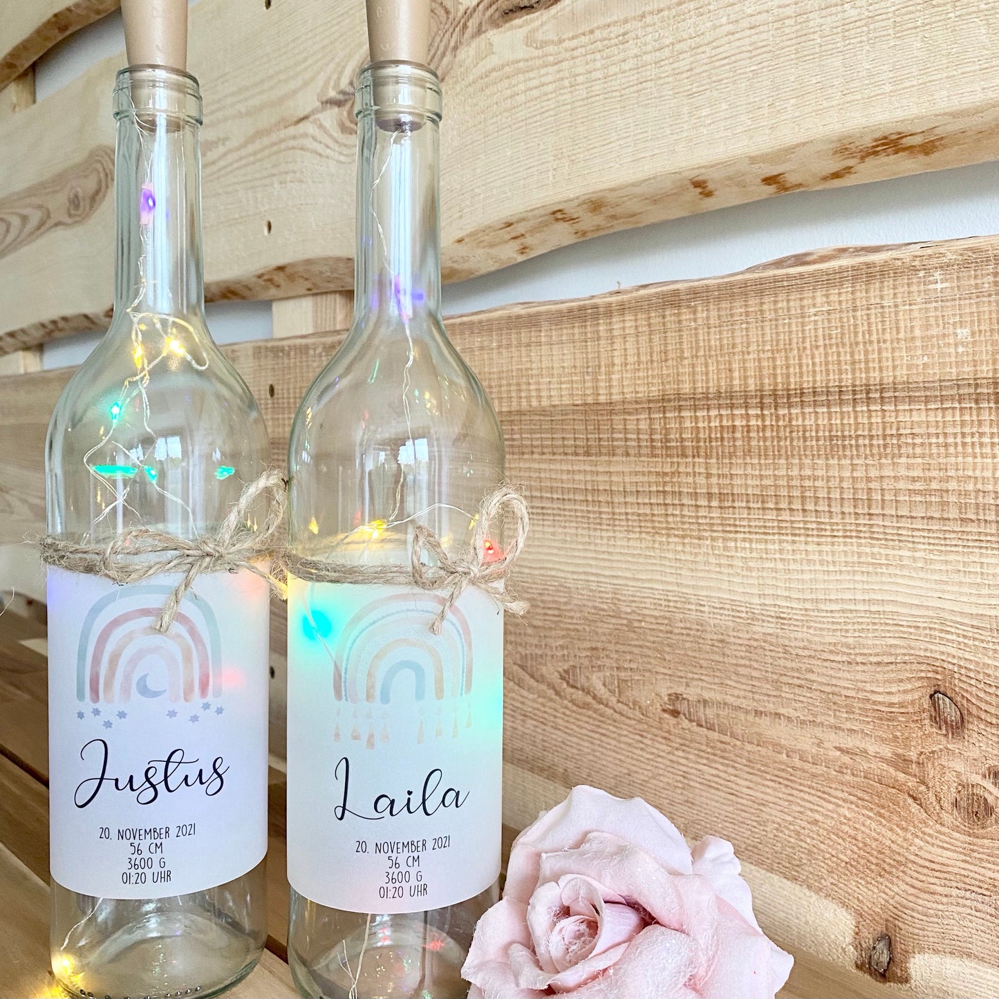 Flaschenlicht mit den Geburtsdaten des Babys | Leuchtflasche mit Namen des Babys | Glasflasche mit Regenbogen, Datum, Größe, Gewicht, Uhrzeit u. Ort | Lichterkette mit buntem Licht | 2 Motivvarianten zur Auswahl