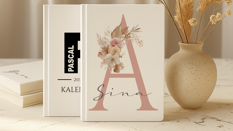 Personalisierter Terminplaner 2026 mit weißem Hardcover und Name