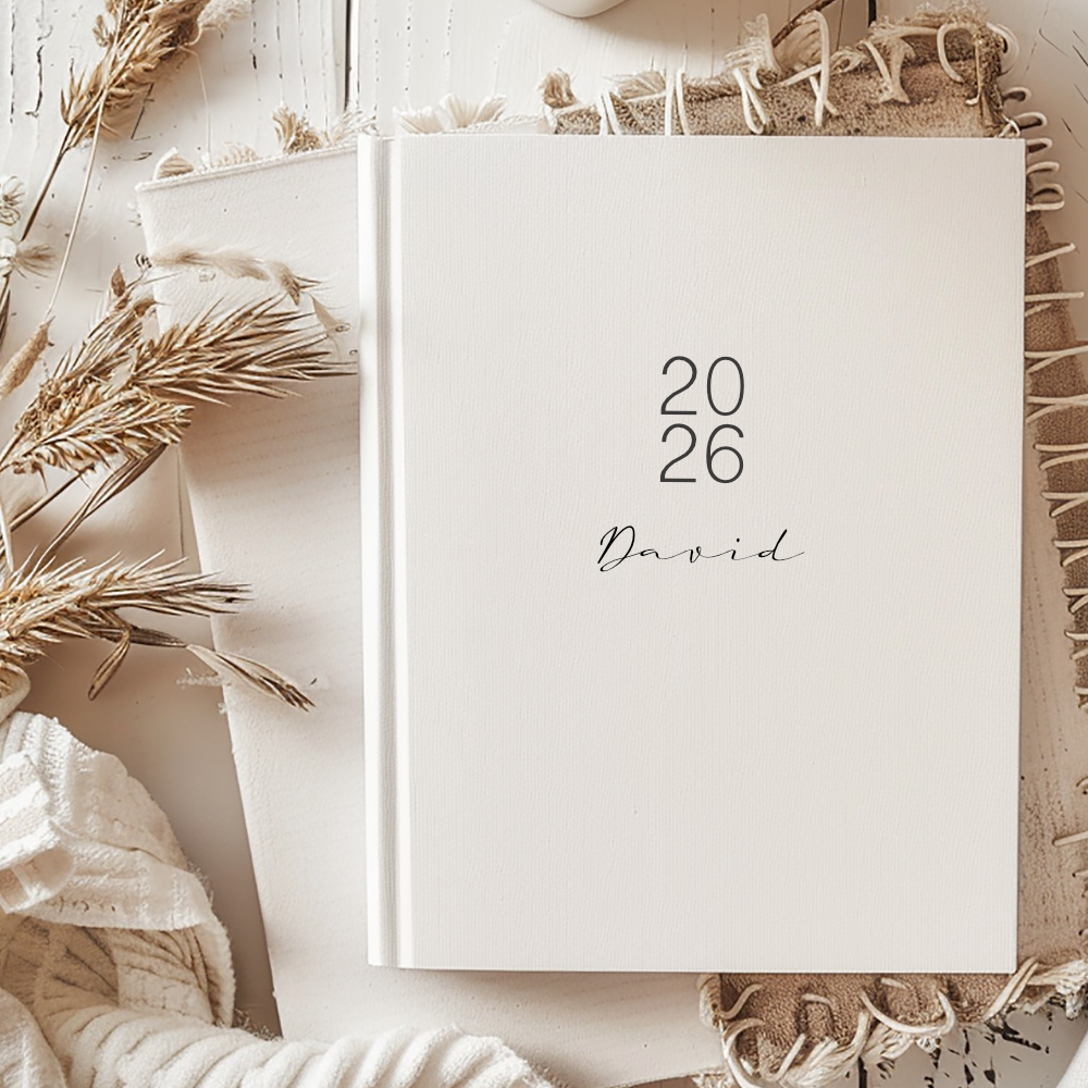Personalisierter Terminplaner 2026 Din A5 | Minimalistischer Buchkalender mit Name | Weißes Hardcover – Manufaktur Liebevoll