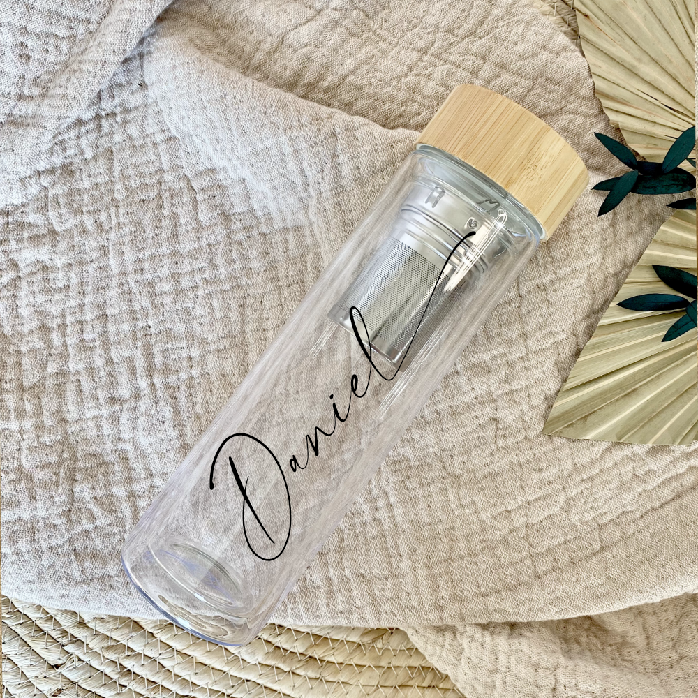 Personalisierte Wasser Trinkflasche aus Glas mit Bambusdeckel und Sieb Einsatz als individuelle Geschenkidee mit Gravur für Sie und Ihn