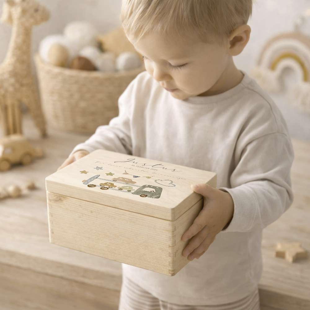 Personalisierte Holzkiste mit Name – Erinnerungskiste für Jungen mit Auto Motiv – Geschenk zur Geburt oder Taufe – 2 Größen
