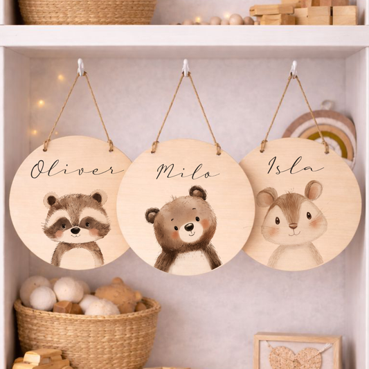 Personalisiertes Holzschild für Kinderzimmer – Türschild aus Holz mit Name & Tiermotiv – Geschenk zur Geburt & Taufe