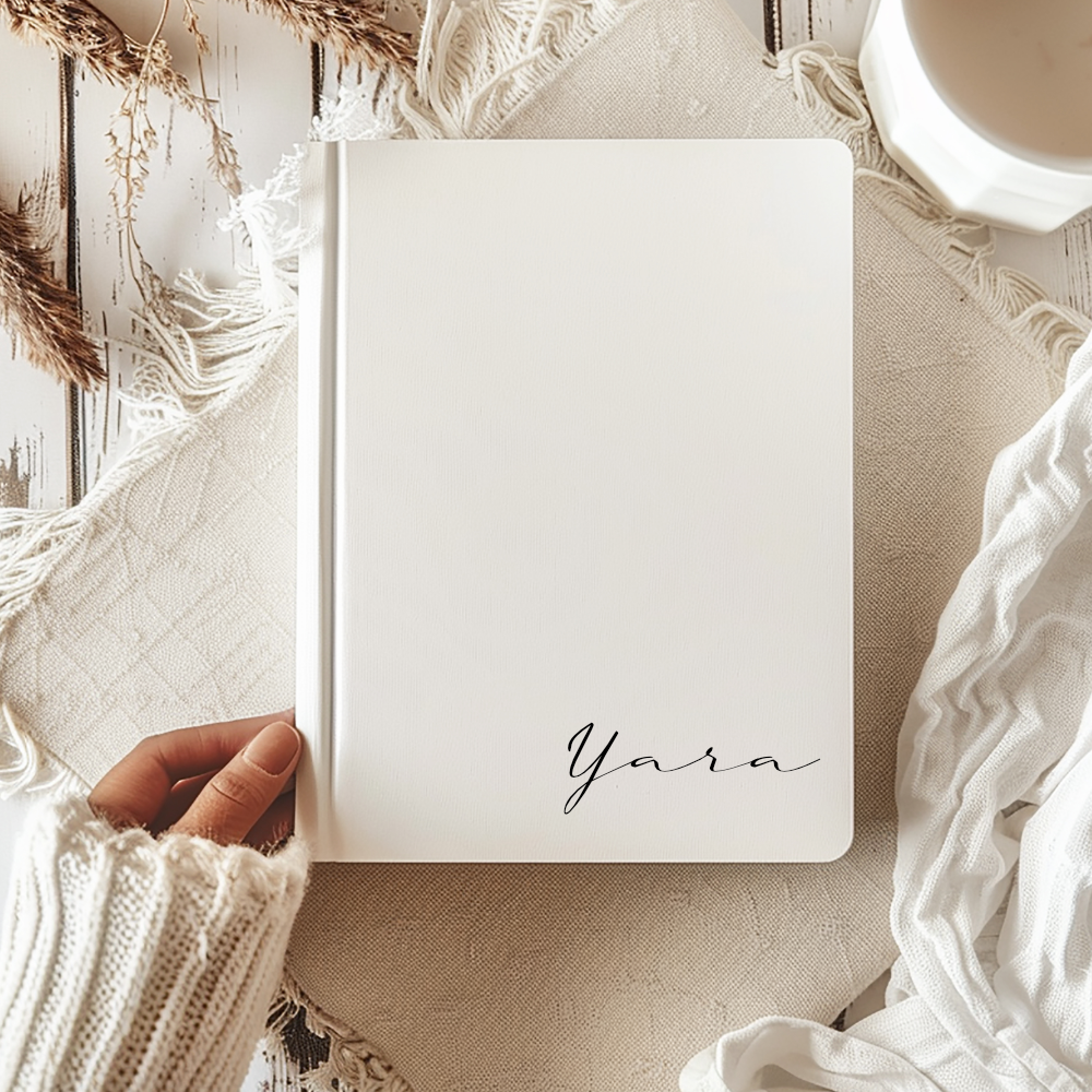 Personalisierter Terminplaner 2026 Din A5 | Minimalistischer Buchkalender mit Name | Weißes Hardcover – Manufaktur Liebevoll