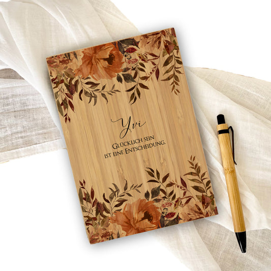 Notizbuch "Glücklich sein" mit Namen und Blumen | Personalisiertes Buch aus Bambus und Kugelschreiber | Persönliche Geschenkidee für Sie