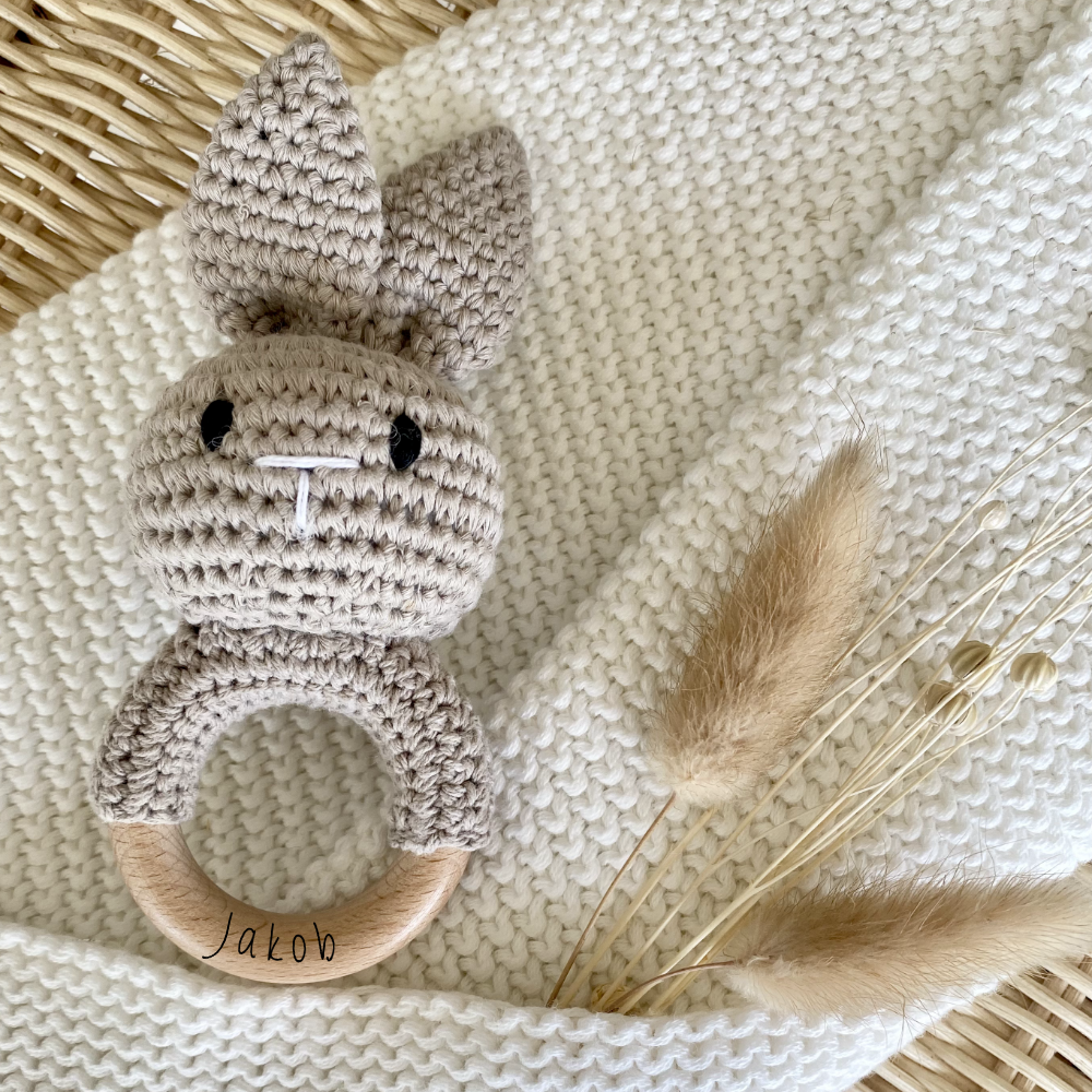 Rassel aus Baumwolle u. Holz für Babys, Personalisierter Greifring mit Namen für Neugeborene