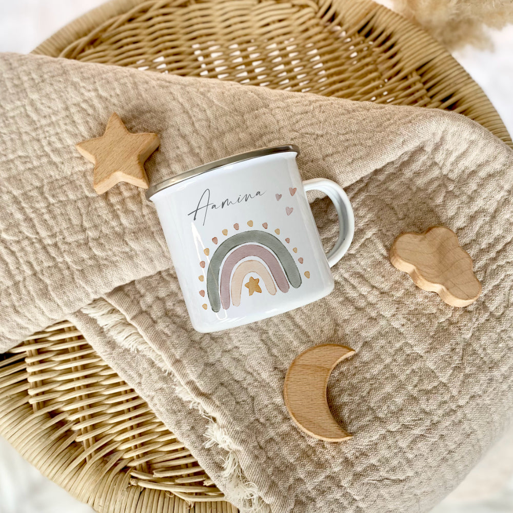 Personalisierte Kindertasse aus Emaille mit einem Regenbogen