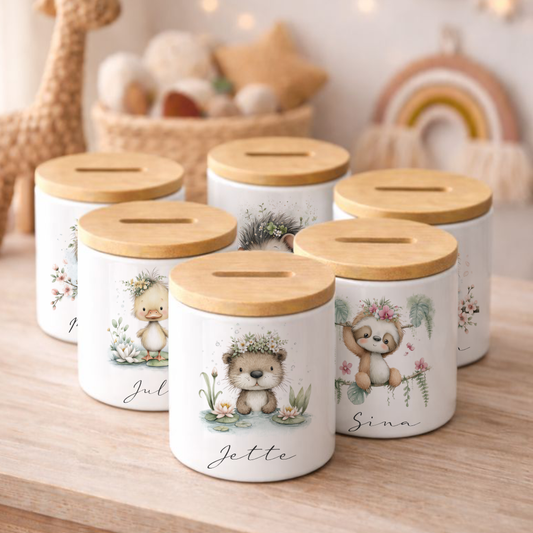 Personalisierte Keramik-Spardose mit Bambusdeckel für Kinder & Babys | Individuelles Geldgeschenk mit Namen | Motive: Igel, Faultier, Otter, Ente, Küken
