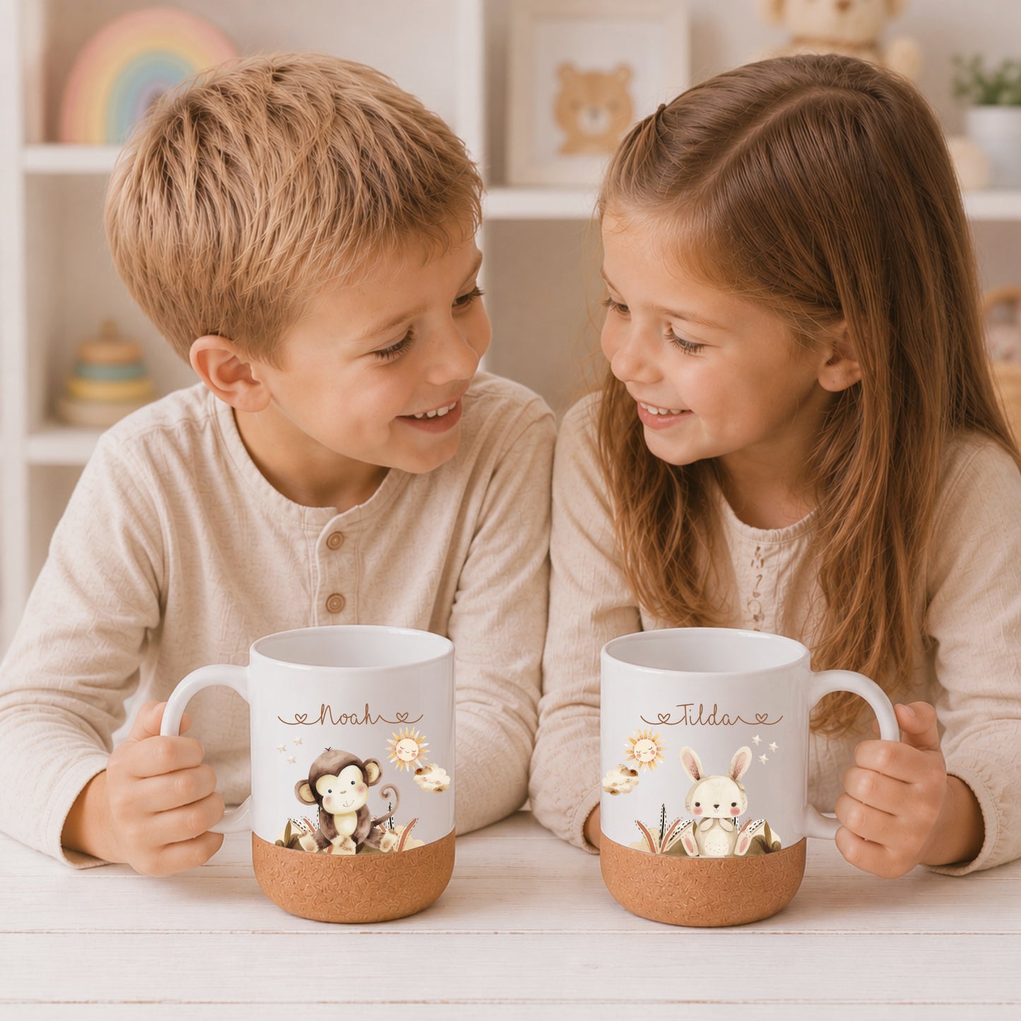 Personalisierte Kindertasse mit Namen – Keramiktasse mit Korkboden & Deckel | 14 Motive zur Auswahl