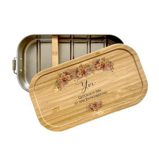 Natürliche Brotdose mit Blüten, dem Namen und einen individuellen Spruch personalisiert.