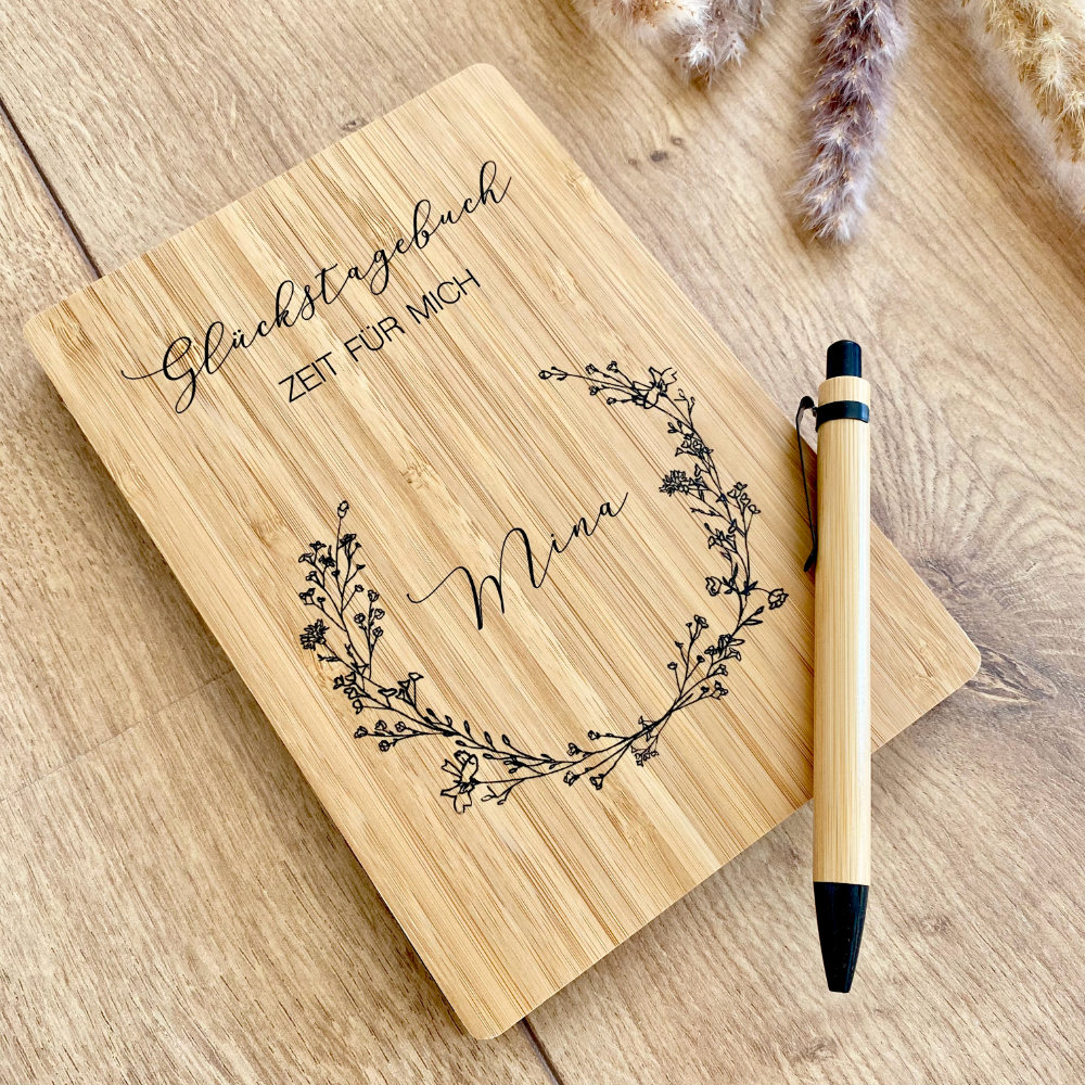 Glückstagebuch - Zeit für mich | Personalisiertes Tagebuch für Gedanken, Achtsamkeit und Erinnerungen | Notizbuch mit Name und floralen Blumenkranz