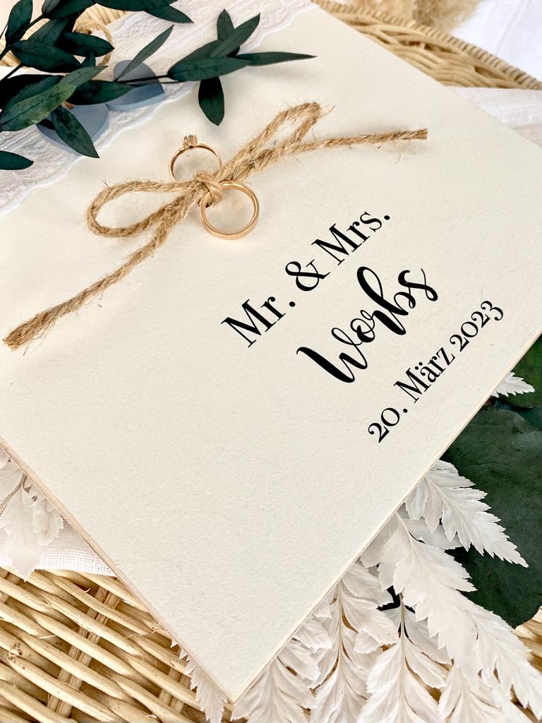 Personalisiertes Ringkissen aus Holz zur Hochzeit mit Namen und Datum