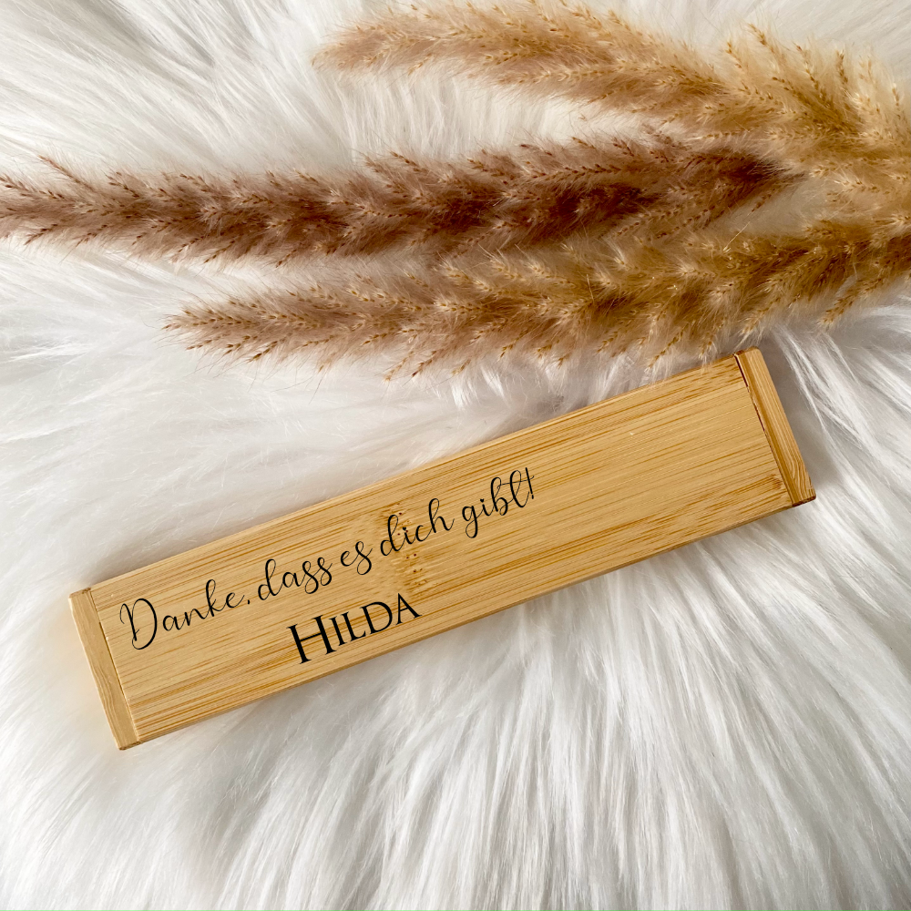 Etui mit Kugelschreiber aus Bambus mit dem Namen personalisiert.