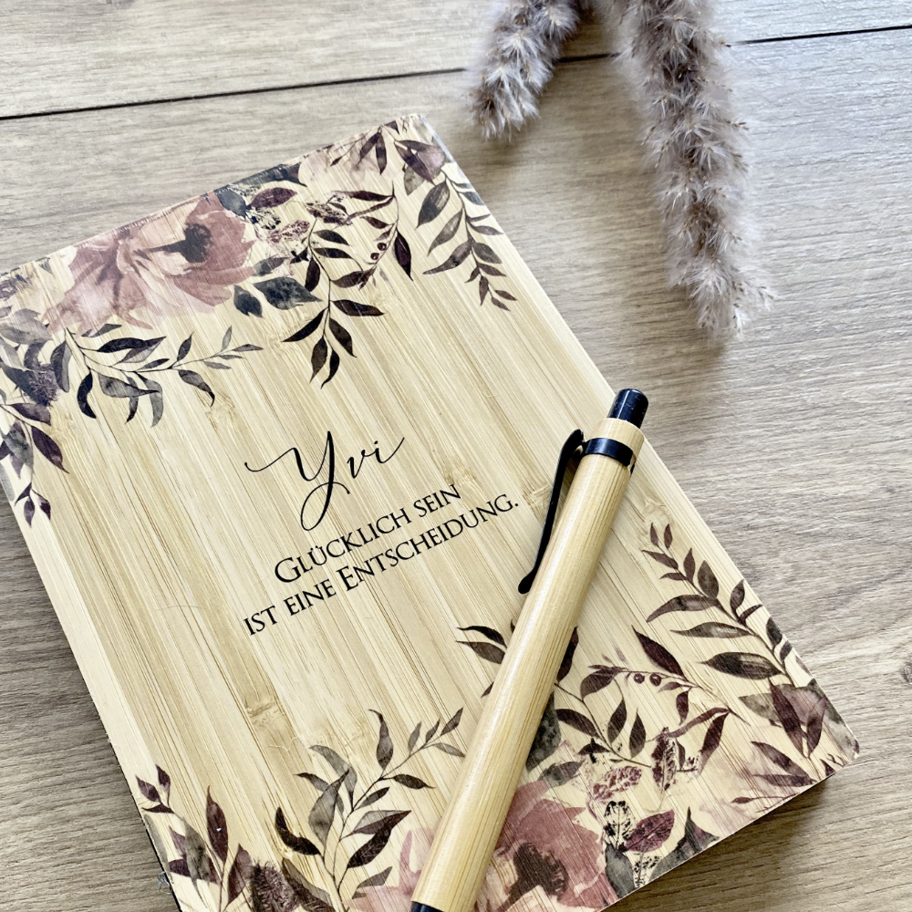 Personalisiertes Notizbuch mit Namen, Herbstblüten und Spruch aus Holz.