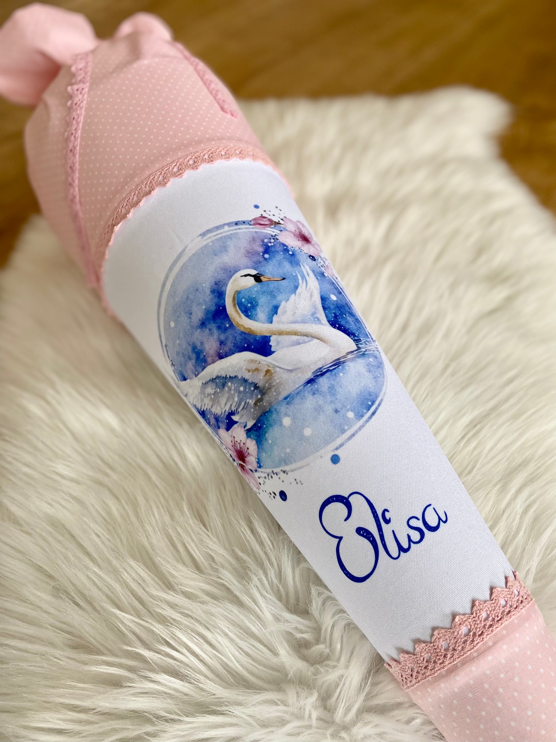 Schultüte mit rosa färbenden Stoff.