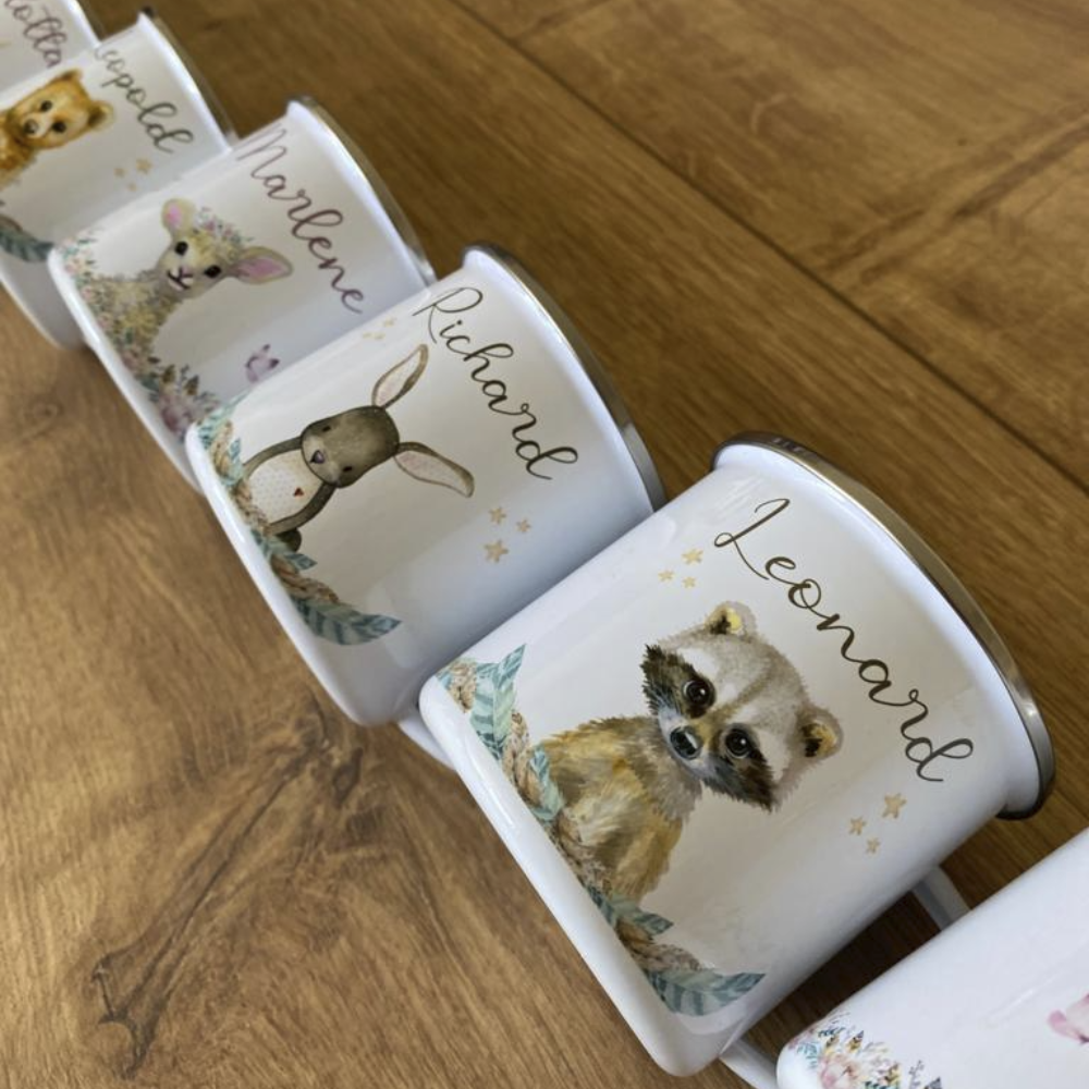 Tolle Kindertasse Hase mit Namen des Kindes | Emaille Trinkbecher für Mädchen u. Jungen I Personalisierte Tasse als besonderes Geschenk  | 7 Motivvarianten zur Auswahl
