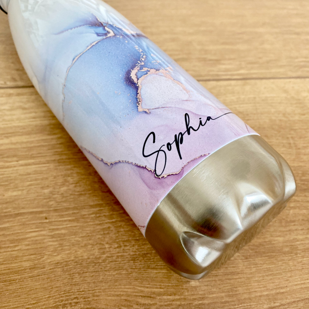 Trinkflasche aus Edelstahl in Marmor Optik mit dem Namen personalisiert | Größenvarianten: 500 ml u. 750 ml