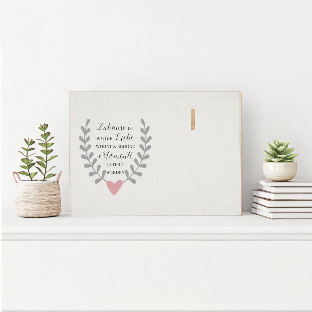 Besonderes Geschenk für die Familie und gemütliche Wohndekoration fürs Zuhause | Holzbild mit Klammer und Spruch "Zuhause ist wo die Liebe wohnt & schöne Momente geteilt werden“ | Fotogeschenk zum Anbringen eines Fotos