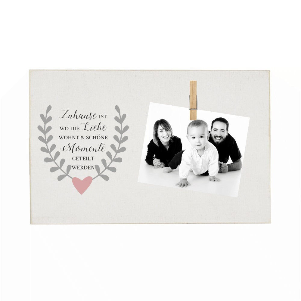 Besonderes Geschenk für die Familie und gemütliche Wohndekoration fürs Zuhause | Holzbild mit Klammer und Spruch "Zuhause ist wo die Liebe wohnt & schöne Momente geteilt werden“ | Fotogeschenk zum Anbringen eines Fotos