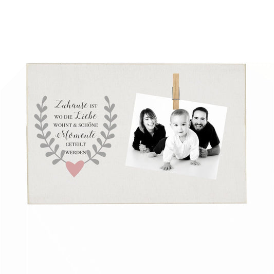 Besonderes Geschenk für die Familie und gemütliche Wohndekoration fürs Zuhause | Holzbild mit Klammer und Spruch "Zuhause ist wo die Liebe wohnt & schöne Momente geteilt werden“ | Fotogeschenk zum Anbringen eines Fotos