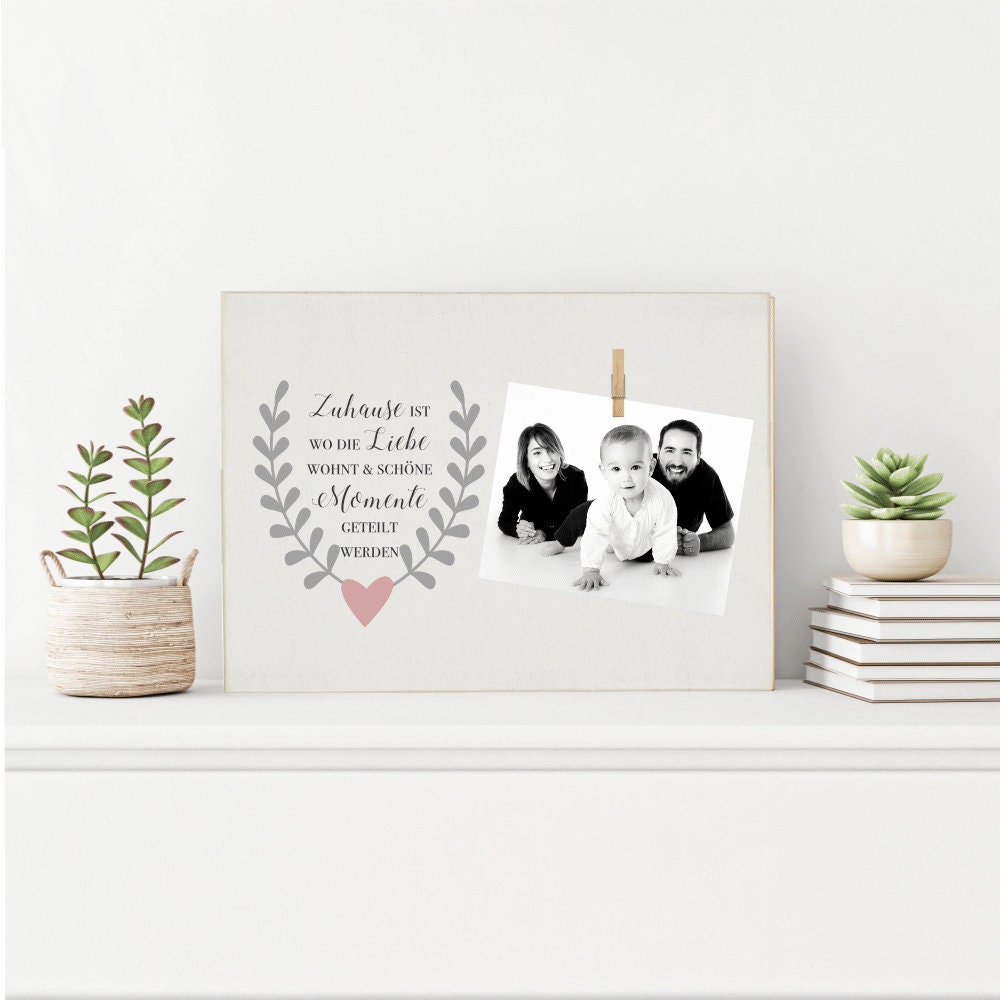 Besonderes Geschenk für die Familie und gemütliche Wohndekoration fürs Zuhause | Holzbild mit Klammer und Spruch "Zuhause ist wo die Liebe wohnt & schöne Momente geteilt werden“ | Fotogeschenk zum Anbringen eines Fotos