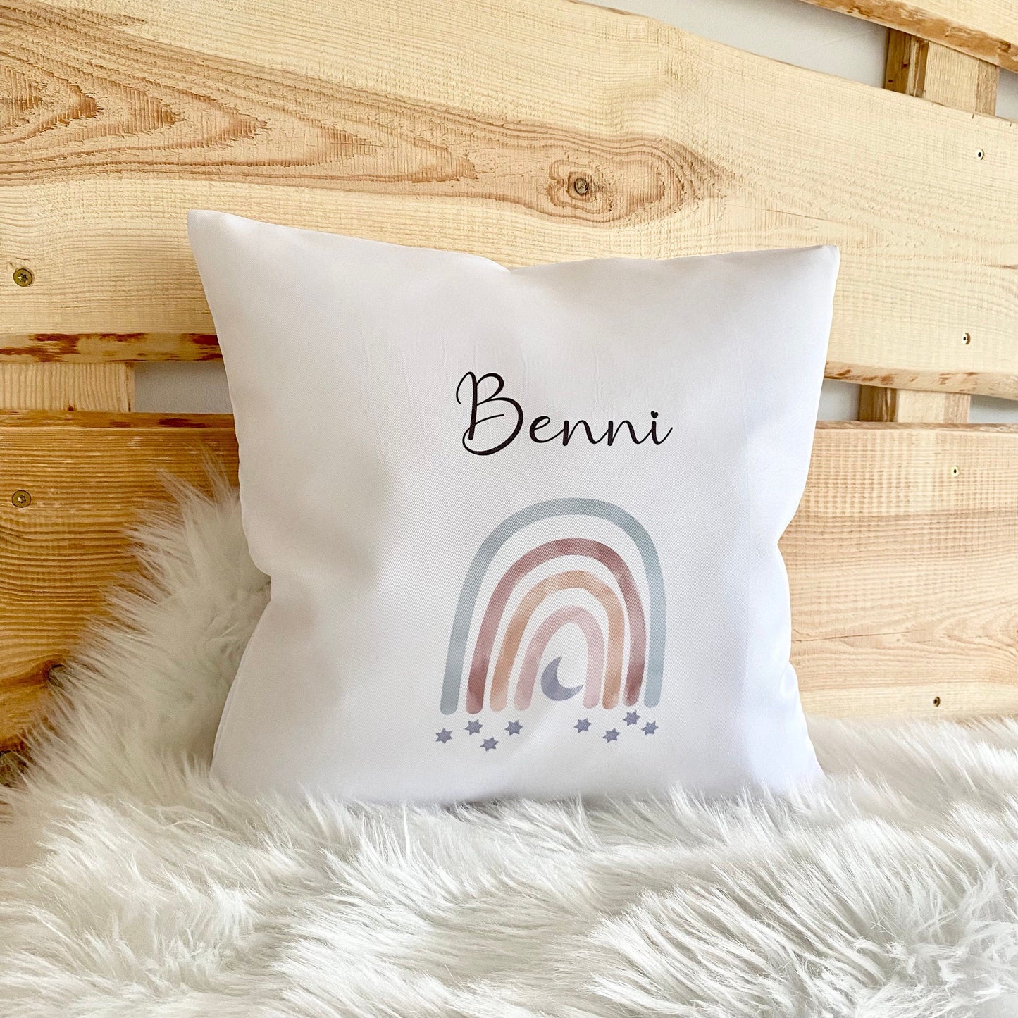 Schönes Geschenk für Mädchen u. Jungen | Kinderkissen "Regenbogen“ personalisiert mit dem Namen des Kindes | Liebevolle Dekoration für das Baby- u. Kinderzimmer | 5 Motivvarianten zur Auswahl