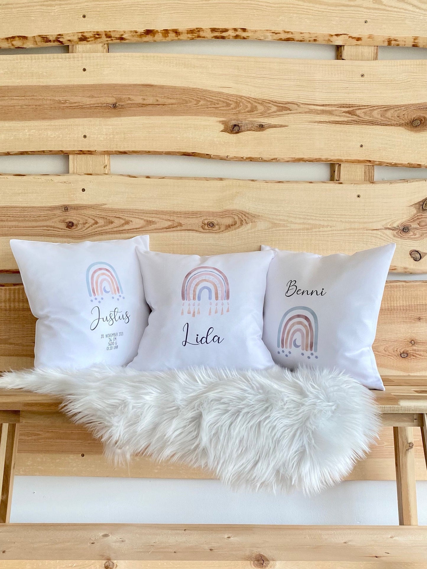Schönes Geschenk für Mädchen u. Jungen | Kinderkissen "Regenbogen“ personalisiert mit dem Namen des Kindes | Liebevolle Dekoration für das Baby- u. Kinderzimmer | 5 Motivvarianten zur Auswahl
